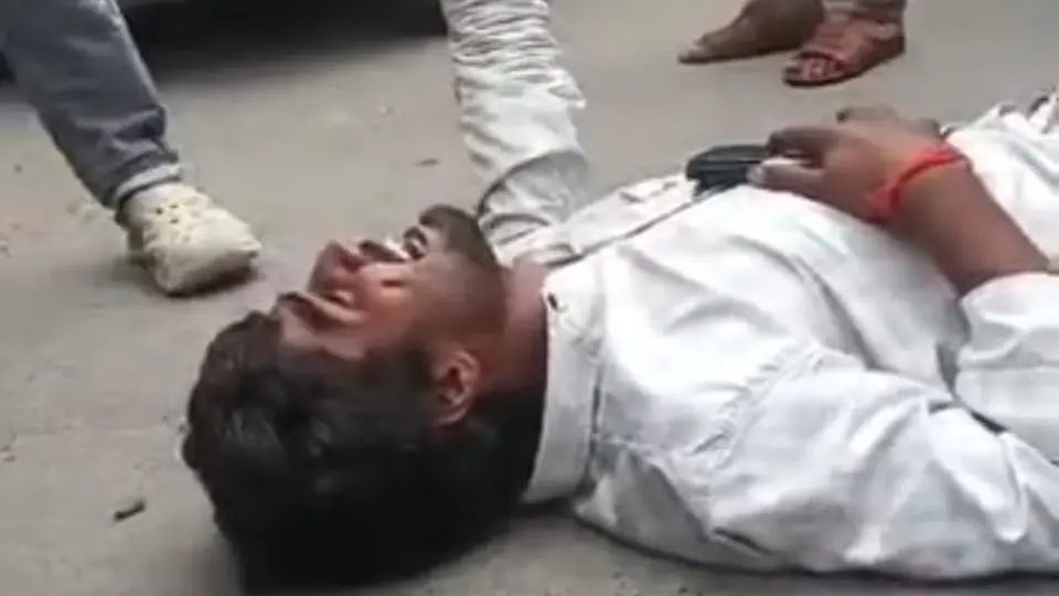 E-rickshaw driver protests Rs 14,000 challan by lying on road in Auraya