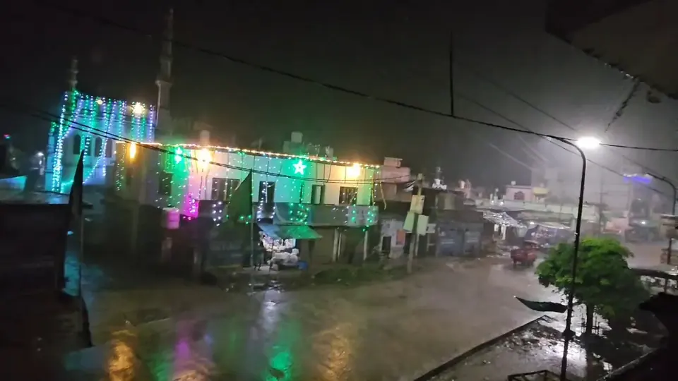 Evening downpour brings relief to Shravasti after oppressive heat and humidity