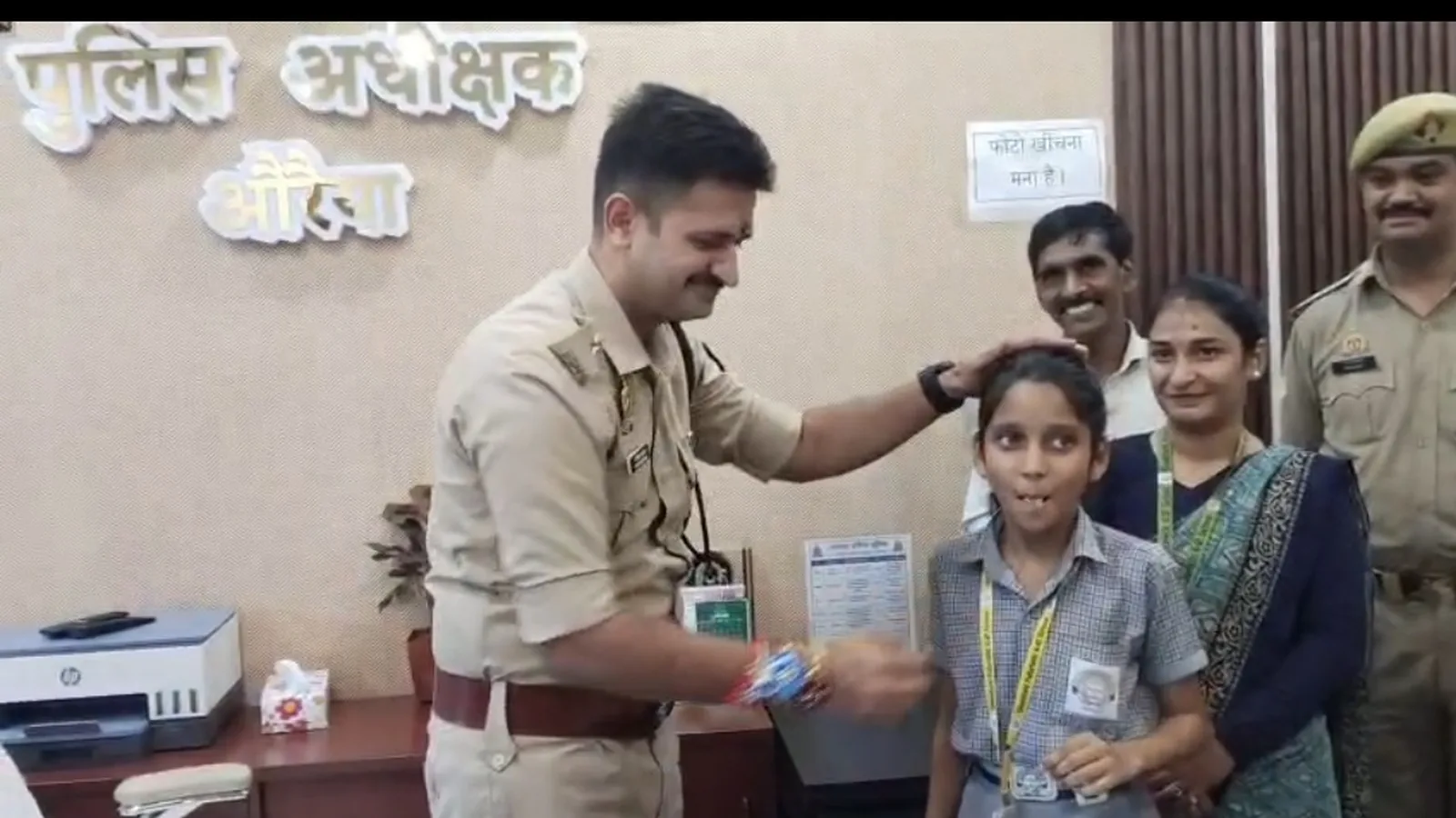 औरैया में स्कूली छात्राओं ने पुलिस अधिकारियों को राखी बांधी, भाईचारे का संदेश