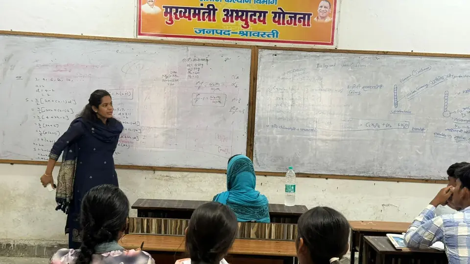श्रावस्ती की जिलाधिकारी ने अभ्युदय योजना के कोचिंग सेंटर का किया निरीक्षण