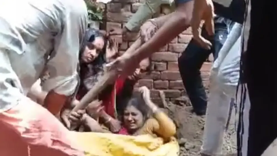 कानपुर देहात में बारिश में कच्चा मकान ढहा, मां और बेटा मलबे में दबे