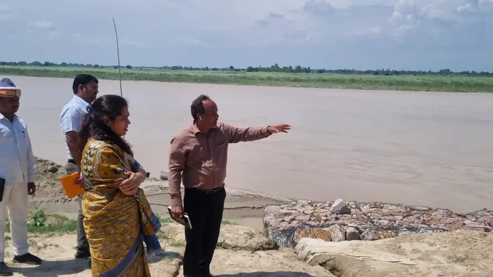 District Magistrate orders flood prevention work on Shravasti roads and embankments