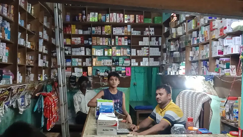 Drug syrup sold 200 meters from police station in Shravasti, video goes viral