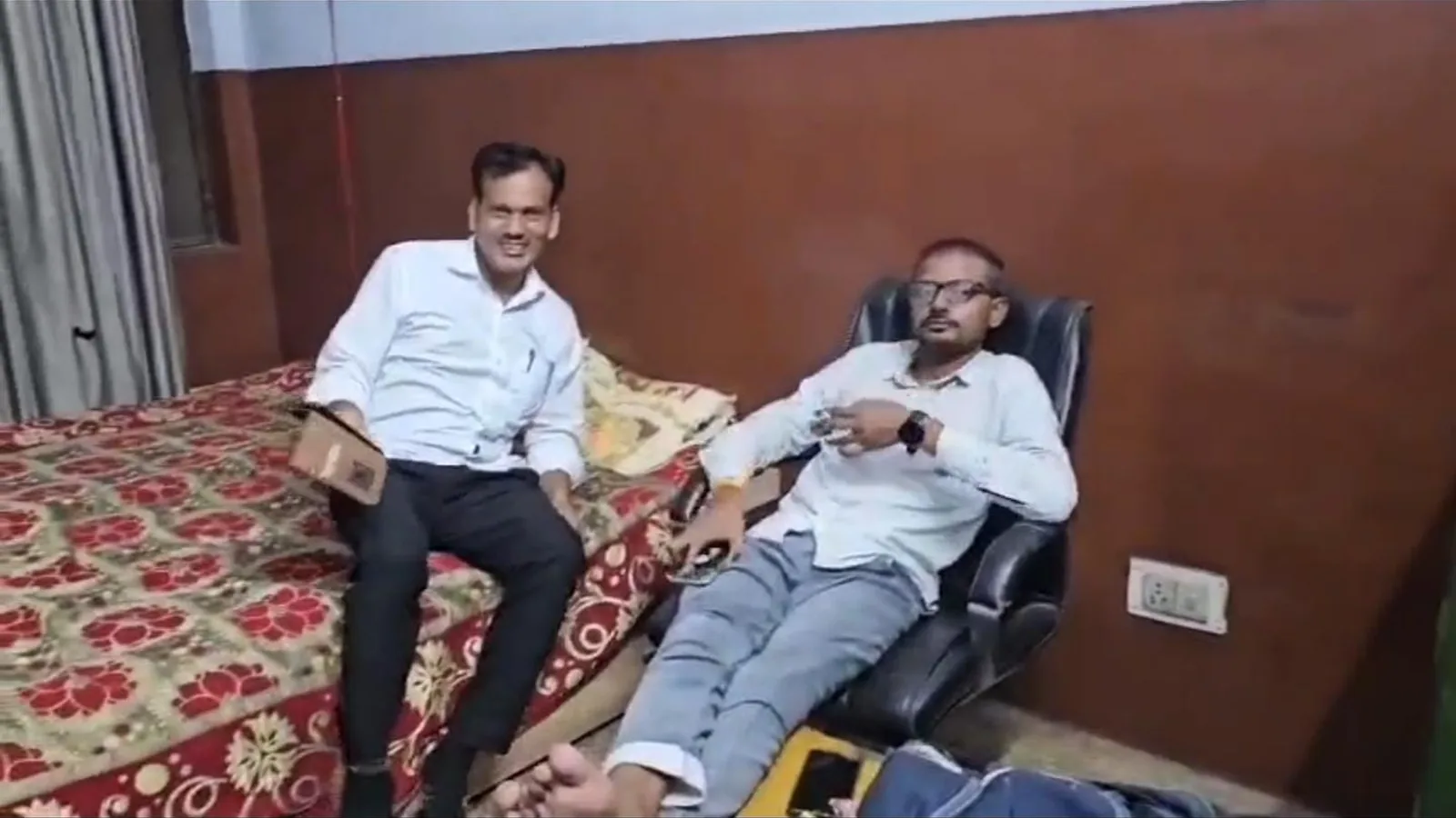 हमीरपुर जिला अस्पताल के रेस्ट रूम में युवक की नशेबाजी का वीडियो वायरल