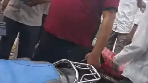 कानपुर देहात में नाई की दुकान पर बेरहमी से मारपीट का वीडियो वायरल