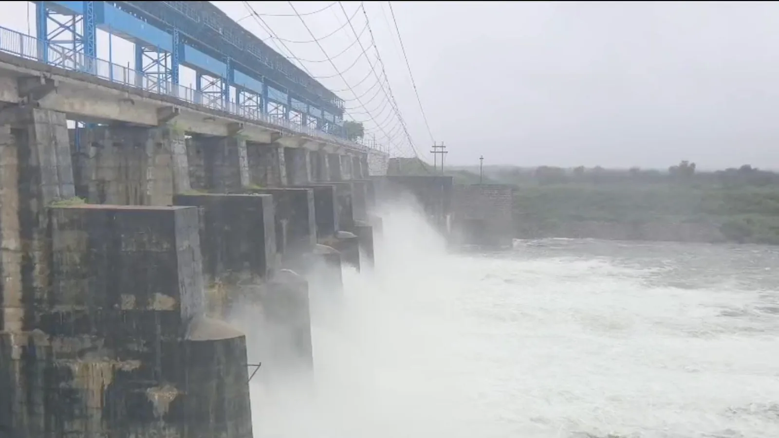 हमीरपुर में चंद्रावल नदी का जलस्तर खतरनाक, मुख्य रास्ता पूरी तरह बंद