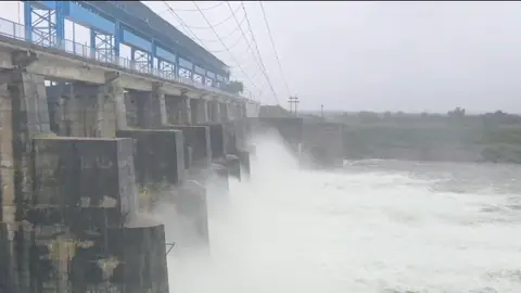 हमीरपुर में चंद्रावल नदी का जलस्तर खतरनाक, मुख्य रास्ता पूरी तरह बंद