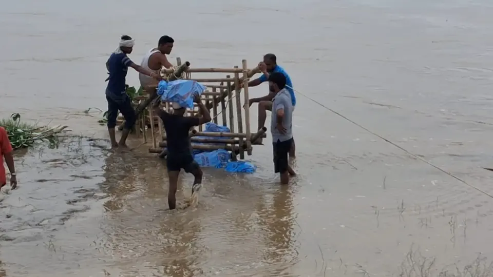 Rapti River erosion threatens 37-crore bridge access road in Shravasti district