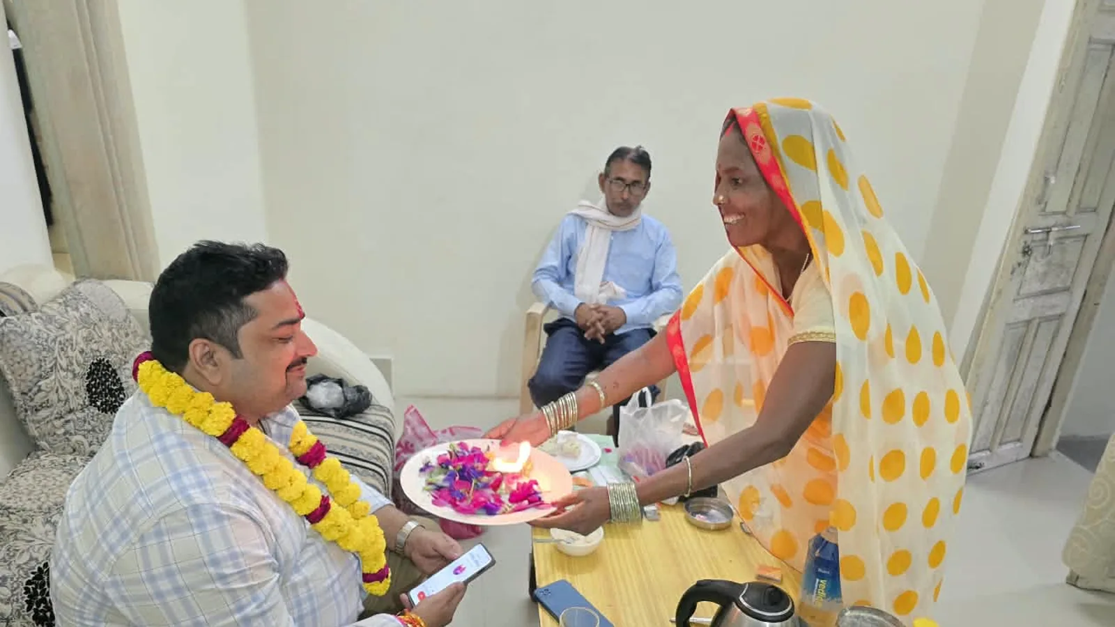 65 साल की महिला ने टीवी पर भाई को देखा, चार साल बाद राखी बांधी