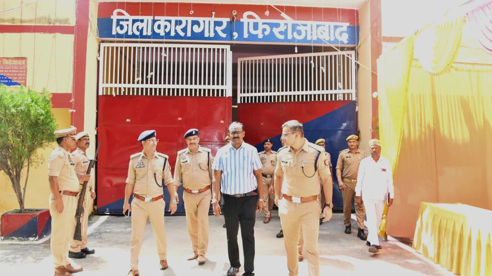 फिरोजाबाद जेल का अचानक निरीक्षण, डीएम और एसएसपी ने चेक की सुरक्षा व्यवस्था