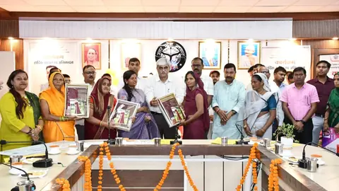 फिरोजाबाद के स्कूल रसोइयों को पांच लाख का फ्री इलाज और मानदेय में बढ़ोतरी