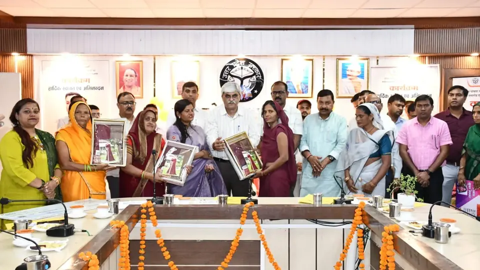फिरोजाबाद के स्कूल रसोइयों को पांच लाख का फ्री इलाज और मानदेय में बढ़ोतरी