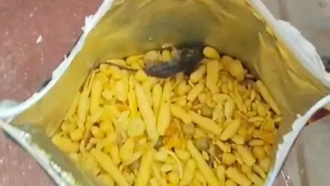कानपुर देहात में बिकानो नमकीन के पैकेट से मरा हुआ चूहा मिला