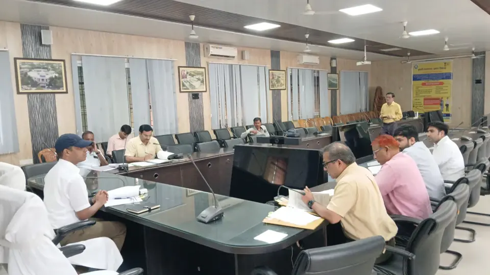 कानपुर देहात में बिजली लाइन हटाने और विस्थापन के कामों में तेजी लाने का निर्देश