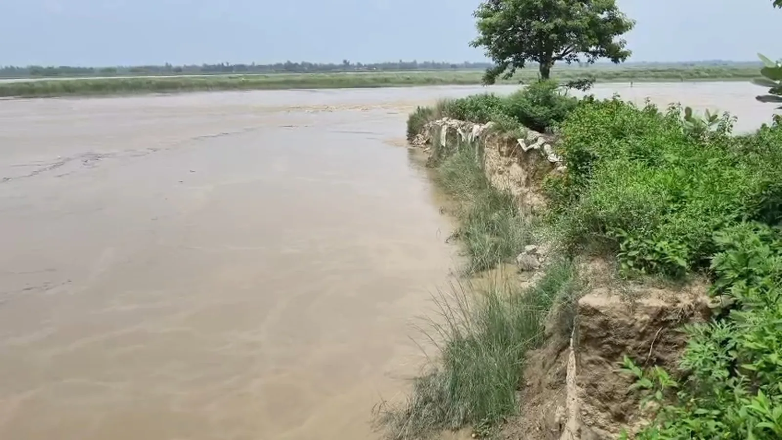 राप्ती नदी के टूटे बांधों से श्रावस्ती के गांवों पर बाढ़ का खतरा