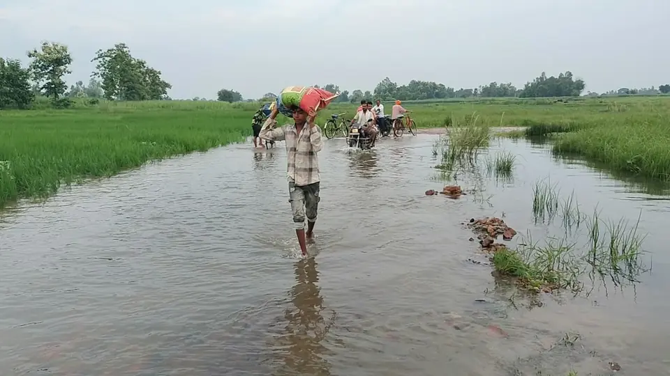 Shravasti road turns impassable as waterlogging traps commuters during bridge work