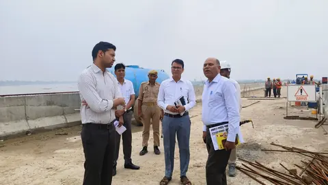 डीएम ने 302 करोड़ के बेतवा पुल पर धीमे काम के लिए ठेकेदार को फटकारा