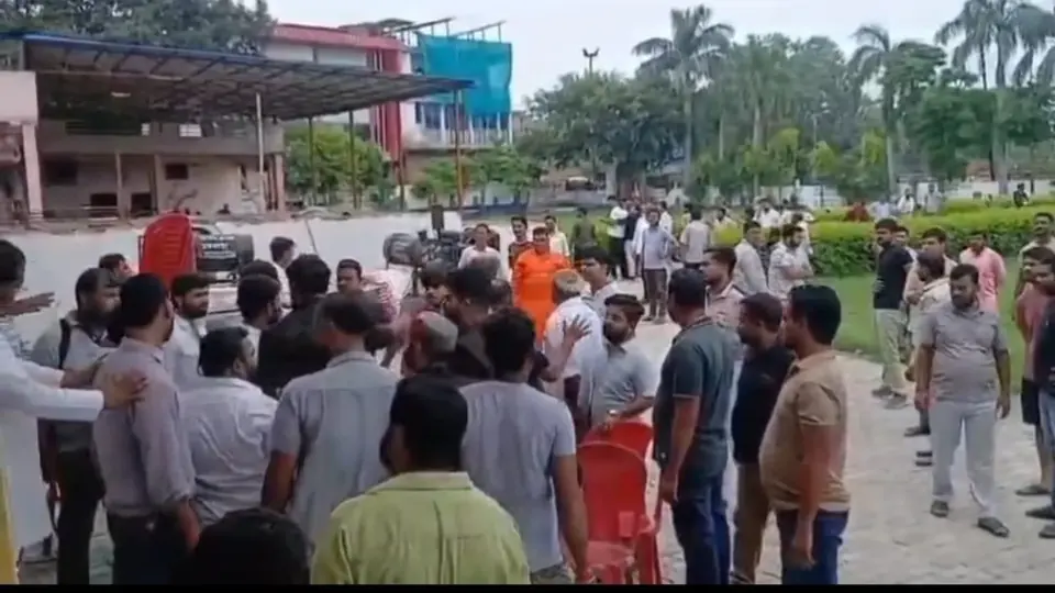 कानपुर देहात की 150 साल पुरानी रामलीला समिति में चुनाव को लेकर मारपीट