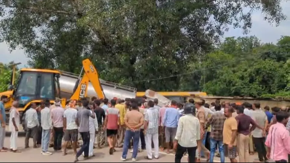 अमेठी में स्कूल बस और ट्रक की टक्कर, दो दर्जन बच्चे घायल