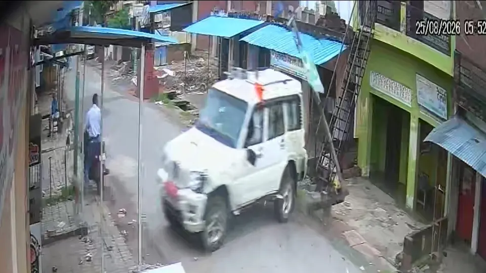 औरैया में नाबालिग की ड्राइविंग से स्कॉर्पियो दुकान में घुसी, बड़ा हादसा टला