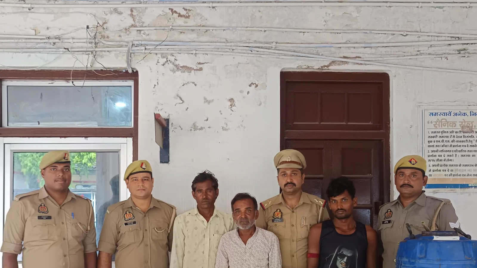 बांदा में पुलिस ने अवैध शराब बनाते तीन को पकड़ा