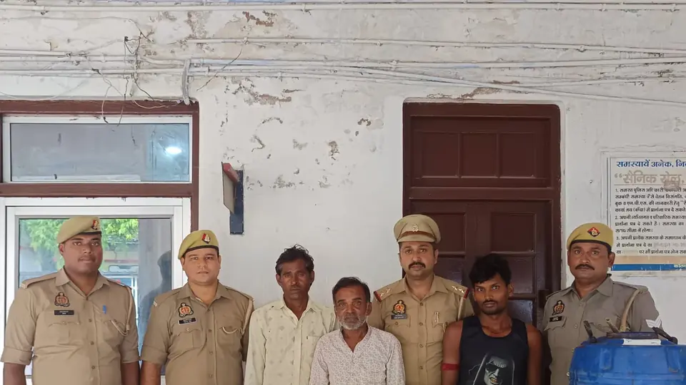 Banda police bust illegal liquor unit, arrest three ahead of Raksha Bandhan