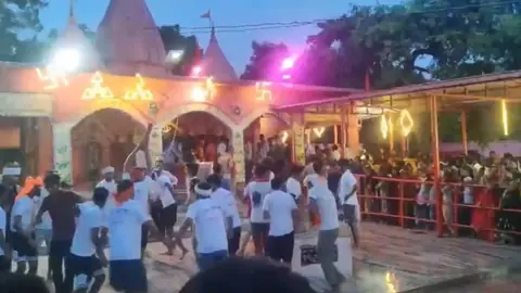 श्रावस्ती के बाबा विभूतिनाथ मंदिर में सावन के आखिरी सोमवार को भक्तों की भीड़