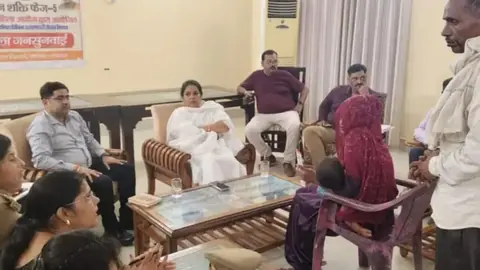 महिला आयोग सदस्य ने संभल में की जनसुनवाई, बेटियों के लिए सरकारी योजनाओं की जानकारी दी