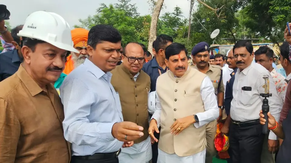 Mohan Yadav inspects new Collector's office and road widening projects in Ujjain
