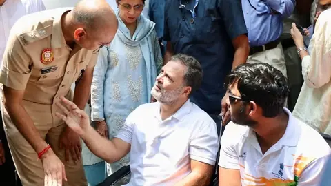 राहुल गांधी ने संसद मार्ग थाने के बाहर धरना देकर पैलेट गन से घायल छात्र के लिए एफआईआर की मांग की