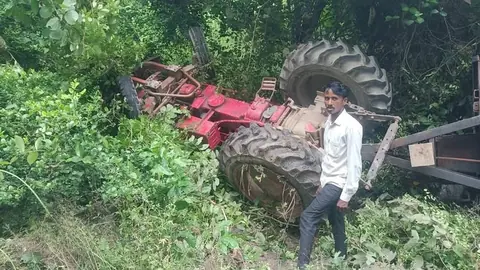 Tractor-trolley overturns on Shravasti road, multiple passengers sustain minor injuries