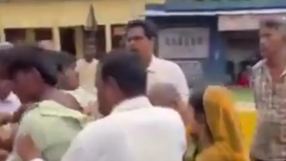 Street brawl erupts over gutkha spit at Shravasti intersection, goes viral