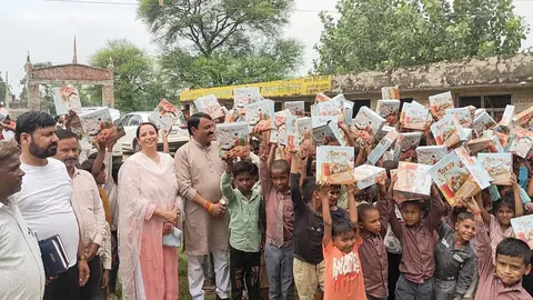 भाजपा नेता ने 200 बच्चों को बांटी टिफिन बॉक्स और पढ़ाई की चीजें