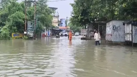 यूपी के बांदा में भारी बारिश से शहर जलमग्न, स्कूल बंद