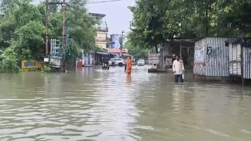 यूपी के बांदा में भारी बारिश से शहर जलमग्न, स्कूल बंद