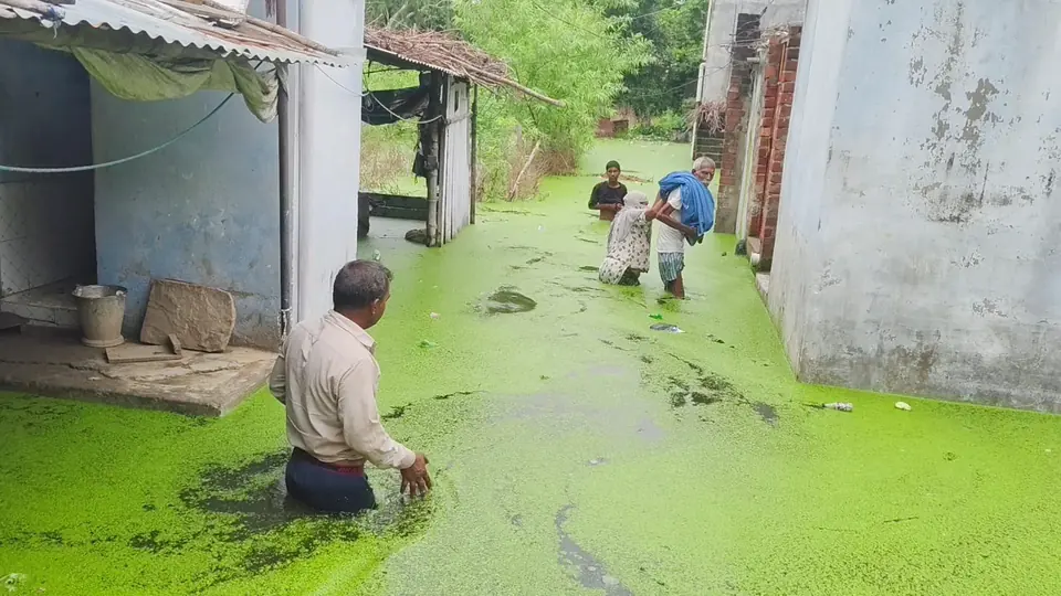 श्रावस्ती में लगातार बारिश से दर्जन भर घरों में घुसा पानी, परिवार बेघर