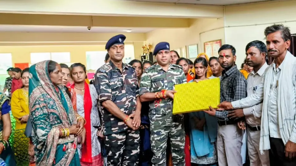 भिनगा में बीएसएफ के जवानों ने बहनों के साथ मनाया रक्षाबंधन