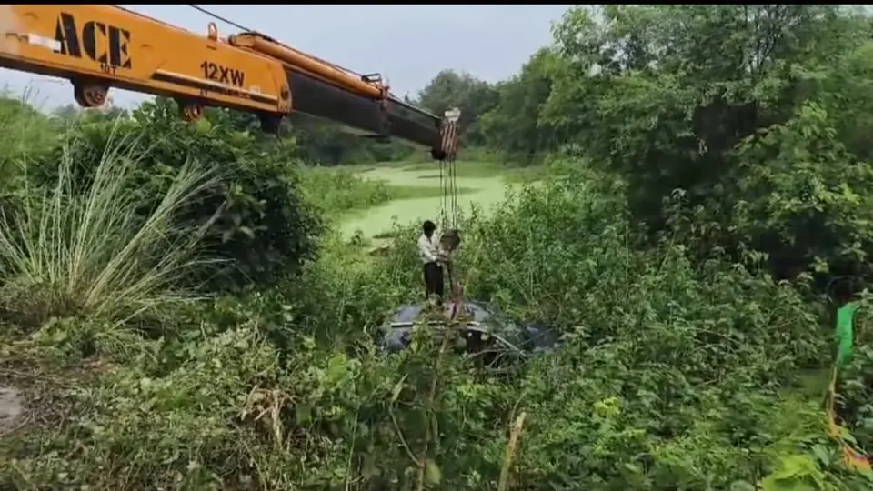 अमेठी में बेकाबू कार पानी के गड्ढे में गिरी, दोनों यात्री बचे