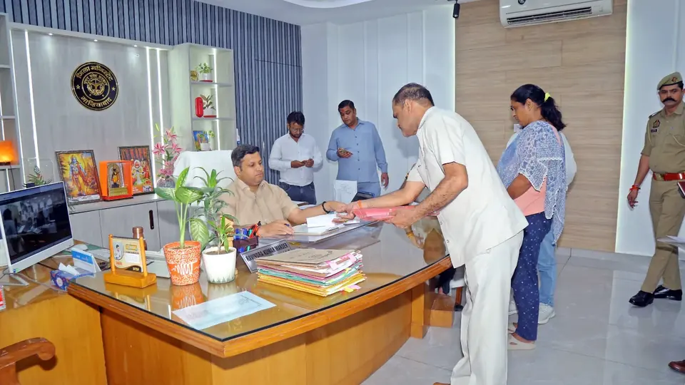 गाजियाबाद के जिलाधिकारी ने जनसुनवाई में सुनीं लोगों की दिक्कतें
