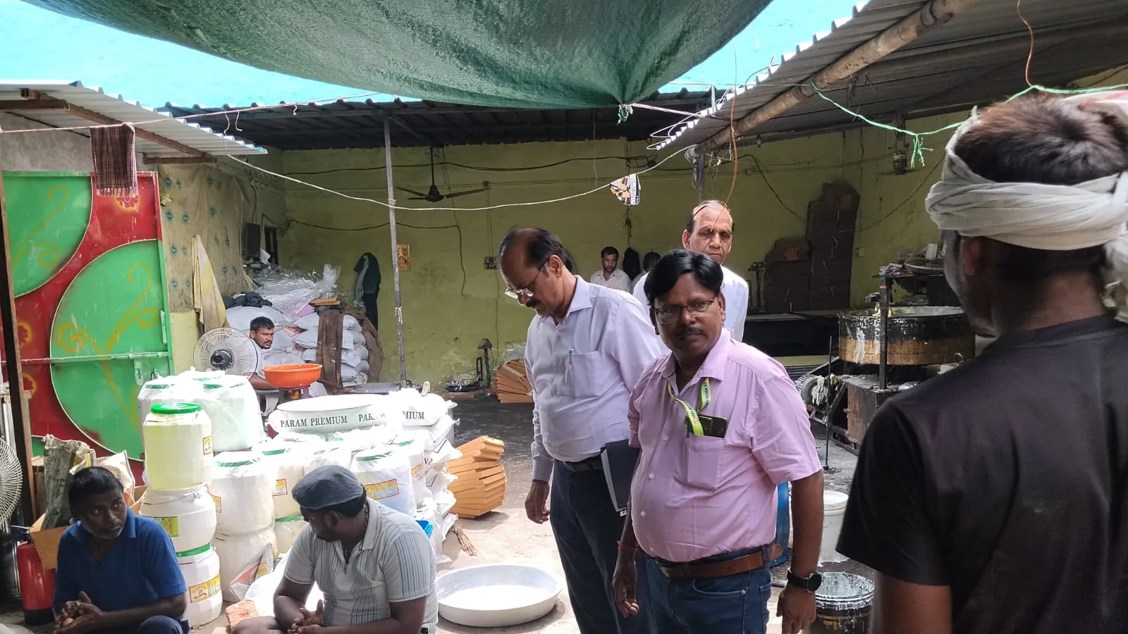 खाद्य सुरक्षा टीम ने दूषित मिठाइयों का 35 किलो स्टॉक नष्ट किया