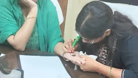 प्रतापगढ़ पुलिस लाइन में तीज पर मेहंदी प्रतियोगिता का आयोजन