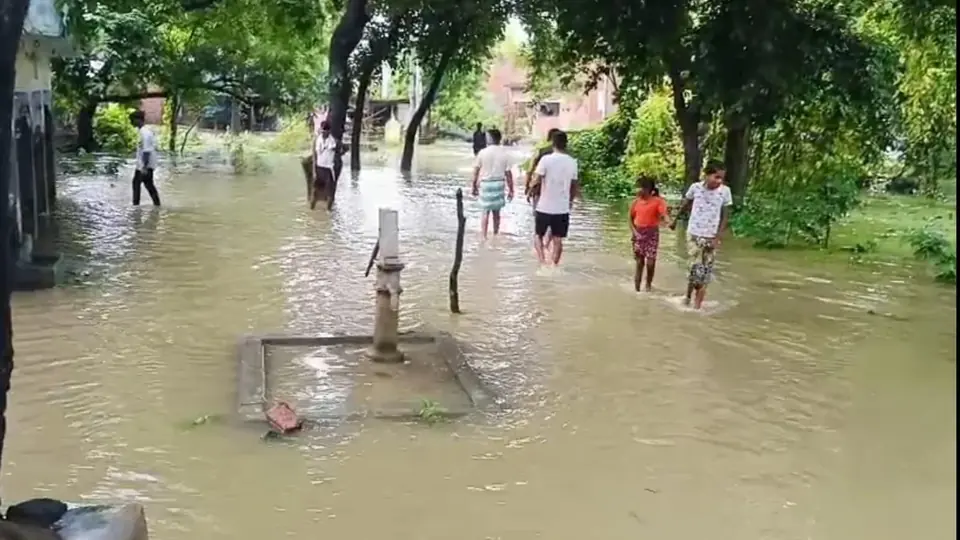 रायबरेली के गांव में बारिश के बाद भीषण जलभराव, बच्चों को स्कूल जाना मुश्किल