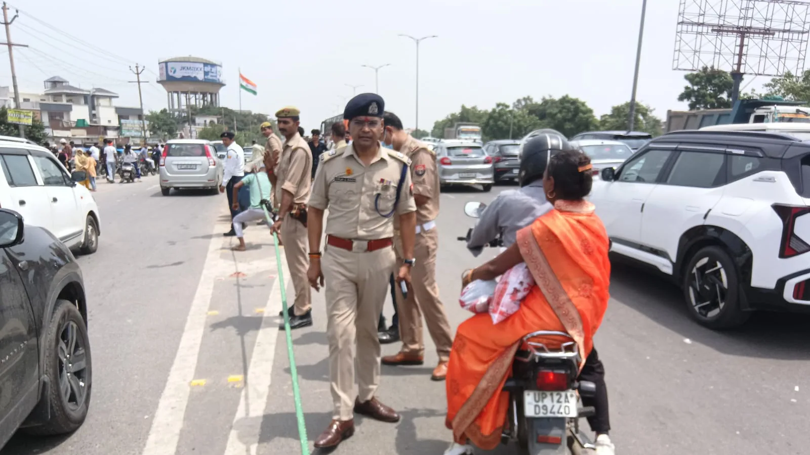 गाजियाबाद में रक्षाबंधन पर एडीसीपी ने संभाली ट्रैफिक, भाई समय पर पहुंचें