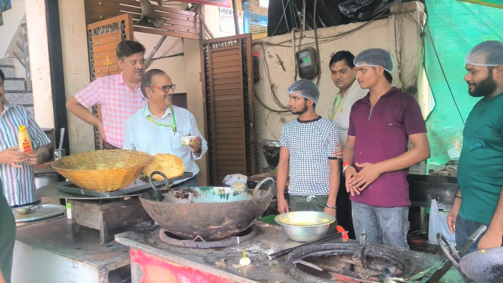 प्रतापगढ़ में मिलावट के खिलाफ छापेमारी, छह दुकानों से नमूने जब्त