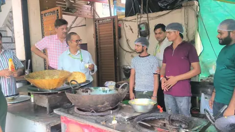 प्रतापगढ़ में मिलावट के खिलाफ छापेमारी, छह दुकानों से नमूने जब्त