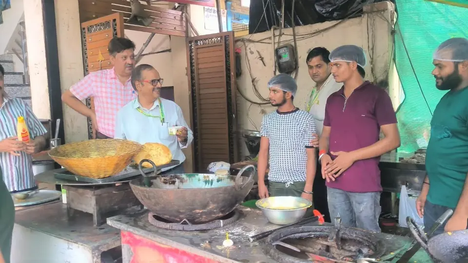 प्रतापगढ़ में मिलावट के खिलाफ छापेमारी, छह दुकानों से नमूने जब्त
