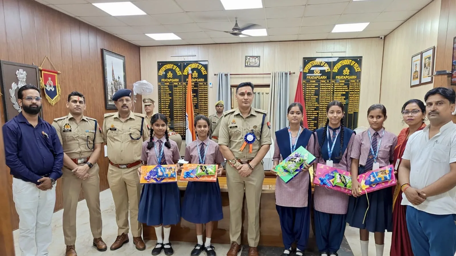प्रतापगढ़ में छात्राओं ने पुलिस अधिकारियों को बांधी राखी
