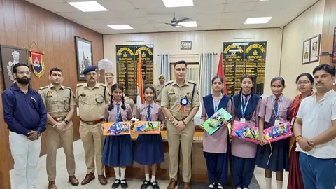 प्रतापगढ़ में छात्राओं ने पुलिस अधिकारियों को बांधी राखी