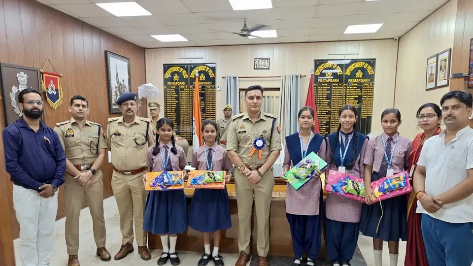 प्रतापगढ़ में छात्राओं ने पुलिस अधिकारियों को बांधी राखी