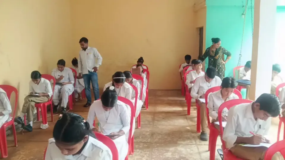 अलीगढ़ के स्कूल में 99 बच्चों ने सामान्य ज्ञान प्रतियोगिता में हिस्सा लिया